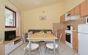 Frigorífic, forn i utensilis de cuina, vaixella i coberteria 