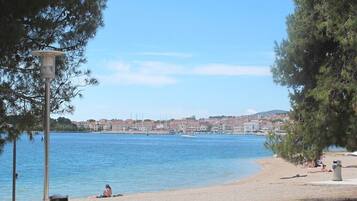 Una spiaggia nelle vicinanze