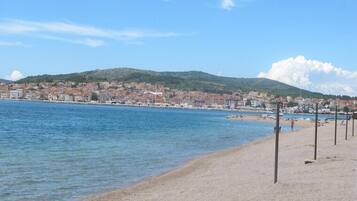 Una spiaggia nelle vicinanze