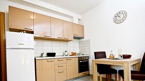 Fridge, oven, cookware/dishes/utensils - Apartments Maja, (14482), Sucuraj, hr (Sucuraj)