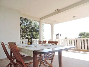Outdoor dining - Apartments Ružica, (12860), Vis, hr (Vis)