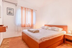 3 bedrooms, Internet, bed sheets - Apartment Zdenko, (11037), Baška Voda, hr (Baška Voda)