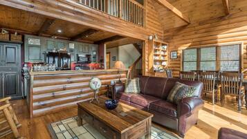 House, 2 Queen Beds | Living area