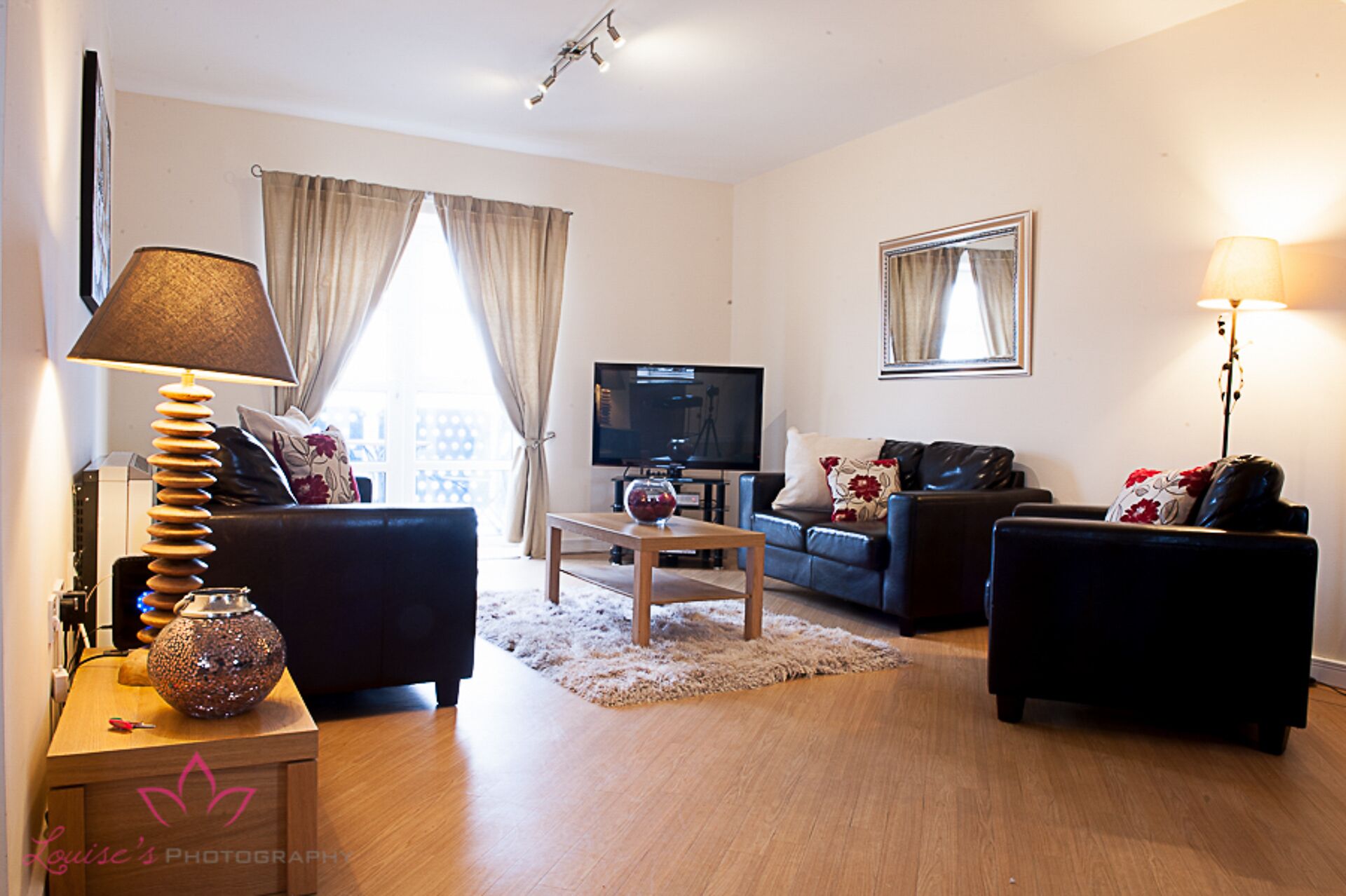 4 star apartment. Step out into fresh sea air & panoramic views of the harbour.