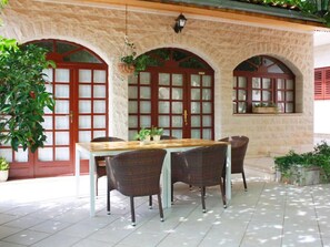 Outdoor dining - Apartments Olga, (12628), Bol, hr (Bol)