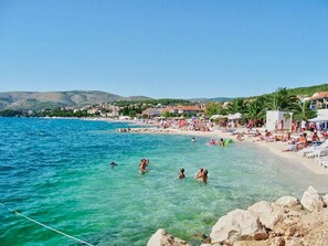 بالقرب من الشاطئ