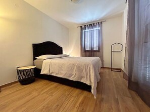 1 bedroom, bed sheets