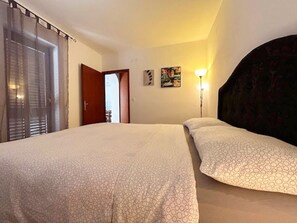 1 bedroom, bed sheets