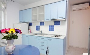 Refrigerador, microondas, utensilios de cocina