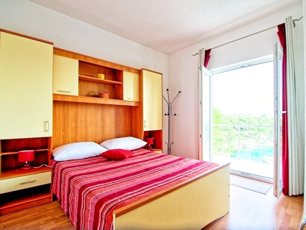 2 bedrooms, internet, bed sheets