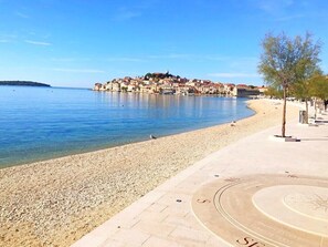 Beach nearby - Apartments Vesna, (13447), Primošten, hr (Primošten)