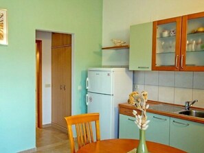 Fridge, cookware/dishes/utensils