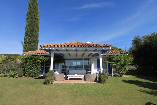 A house with a tiled roof, a covered porch, and a garden. - El Caprichio - (8p) with pool at Costa del Sol (Gaucín)