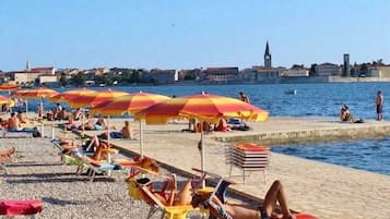 Una spiaggia nelle vicinanze