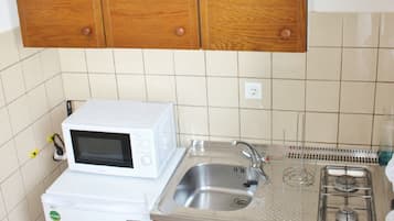 Fridge, microwave, toaster, cookware/dishes/utensils