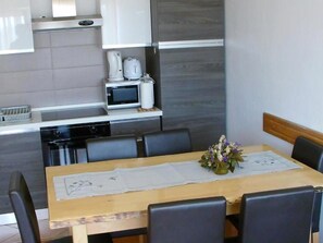 Fridge, oven, dishwasher, cookware/dishes/utensils