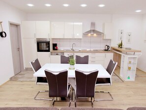 Fridge, oven, dishwasher, cookware/dishes/utensils