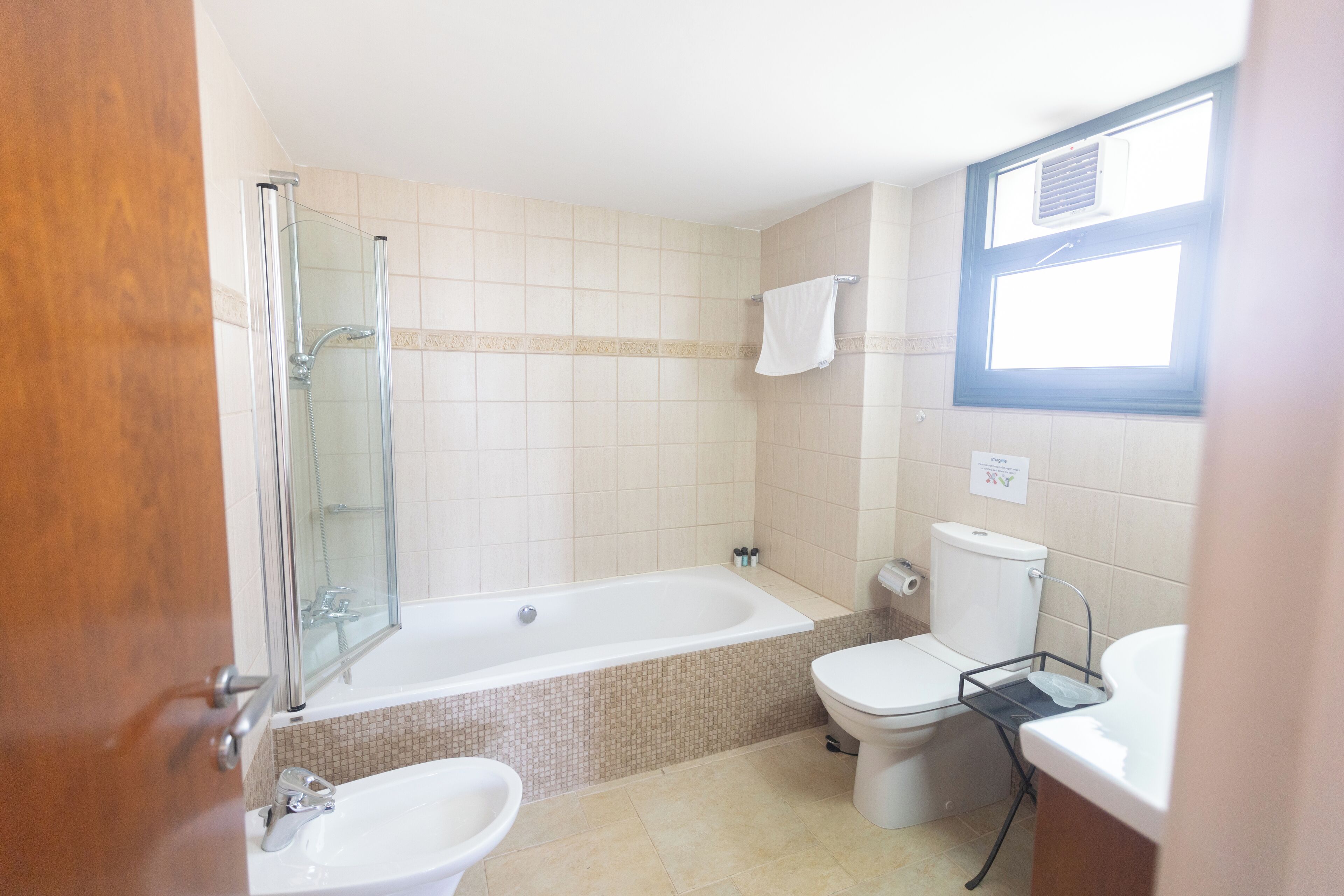 Ein Badezimmer mit Duschkabine, Badewanne, Toilette und Waschbecken.