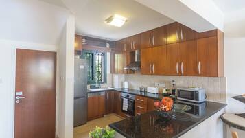 Kjøleskap, mikrobølgeovn, ovn og kokeplater