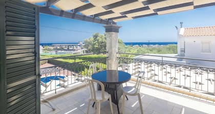 Villa Joanna, Luxury 3BDR Villa with Private Pool, walking distance to the beach