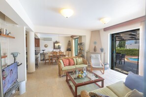 Smart TV, fireplace, music library, video library - Villa Joanna, Luxury 3BDR Villa with Private Pool, walking distance to the beach (Protaras)