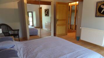 3 bedrooms, iron/ironing board, travel cot, free WiFi