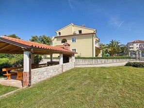 Outdoor dining - Apartments Anton, (13976), Premantura, hr (Premantura)