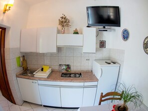 Køleskab, køkkentøj/tallerkener/redskaber
