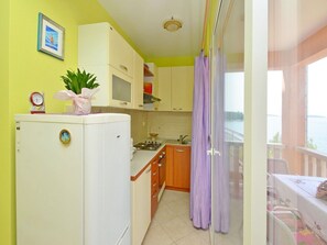 Fridge, microwave, toaster, cookware/dishes/utensils - Apartments Dinko, (13037), Blato, hr (Blato)