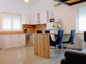 Kühlschrank, Mikrowelle, Geschirrspüler, Toaster