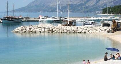 Ferienwohnungen und Zimmer Zdravka, (11030), Baška Voda, Croatia
