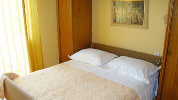 2 bedrooms, internet, bed sheets