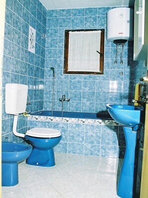Bathtub, bidet