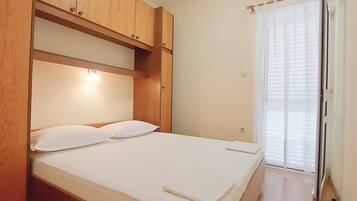 1 slaapkamer, een strijkplank/strijkijzer, internet, beddengoed