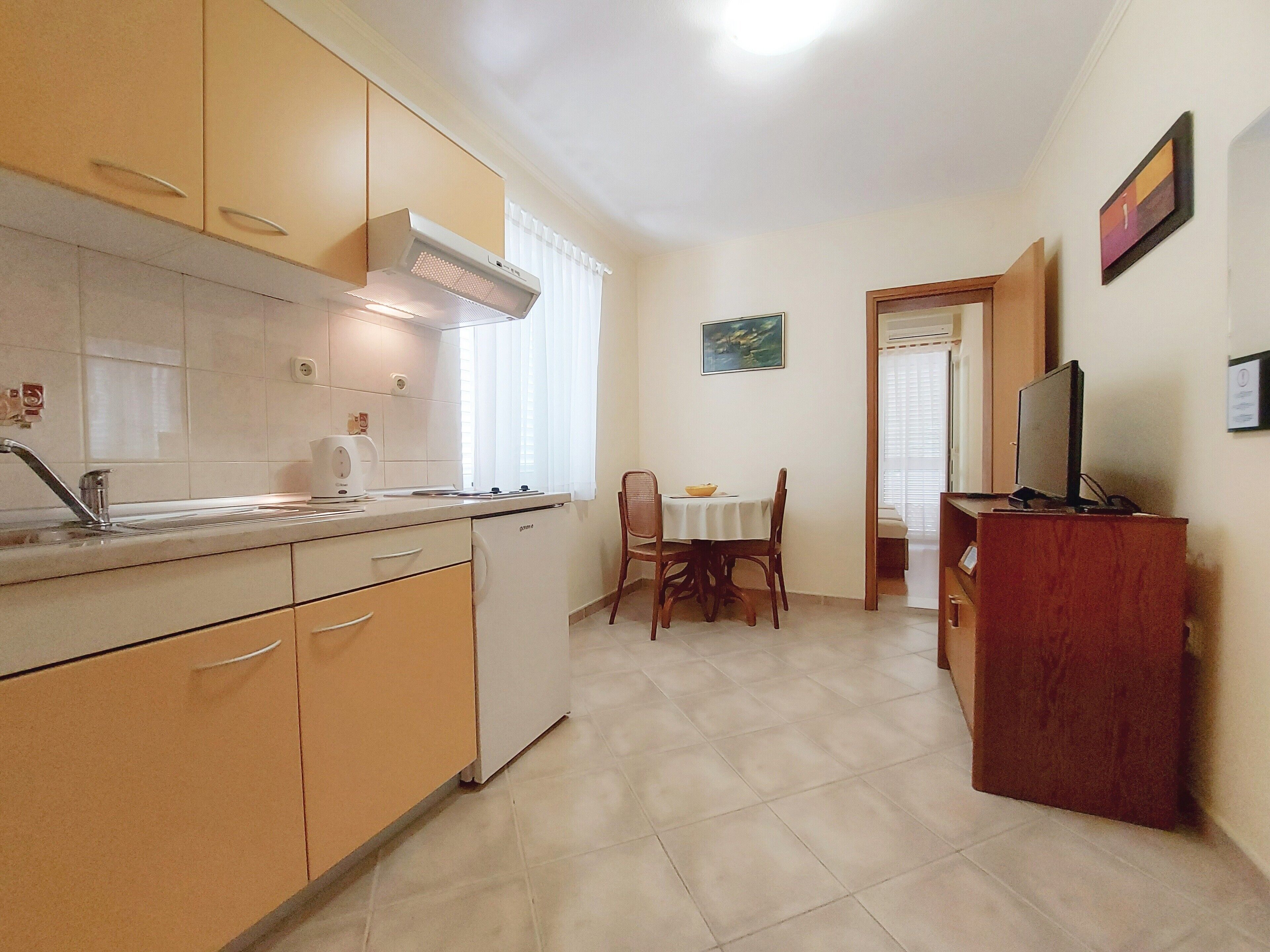 Jääkaappi, keittoastiat/astiat/ruokailuvälineet