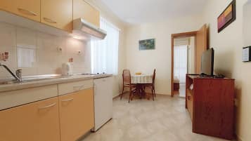 Køleskab, køkkentøj/tallerkener/redskaber