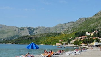 Una spiaggia nelle vicinanze
