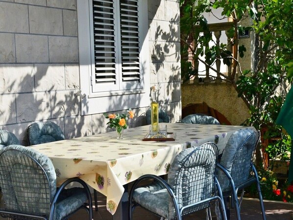 تناول الطعام بالخارج