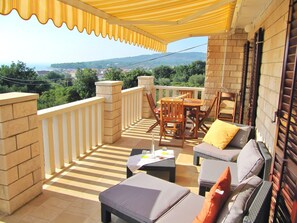 Outdoor dining - Apartment Tomo, (15032), Sucuraj, hr (Sucuraj)