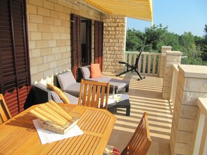 Outdoor dining - Apartment Tomo, (15032), Sucuraj, hr (Sucuraj)