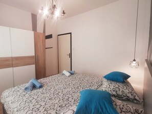 3 bedrooms, Internet, bed sheets - Apartments Suzana, (8222), Rab, hr (Supetarska Draga)