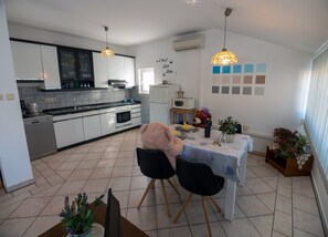 Kylskåp, mikrovågsugn, diskmaskin och grytor/köksredskap