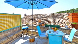 Outdoor dining - Apartments Vesna, (12764), Murter, hr (Murter)