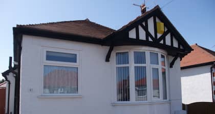 Eastville Court - Stunning Bungalow in Rhyl - Families & Business Guests Welcome