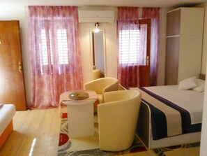 1 quarto, acesso à internet, roupa de cama