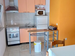 Fridge, oven, toaster, cookware/dishes/utensils