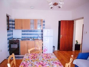 Fridge, oven, cookware/dishes/utensils
