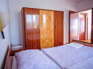 1 bedroom, internet, bed sheets