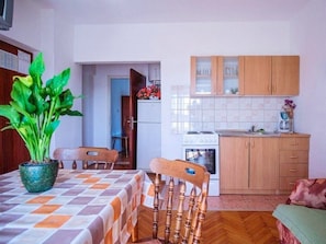 Fridge, cookware/dishes/utensils