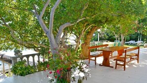 Outdoor dining - Apartments and rooms Bruna, (13554), Rab, hr (Rab)
